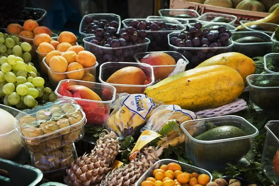 Frutta confezionata e sfusa in vendita al mercato di Campo de Fiori a Roma