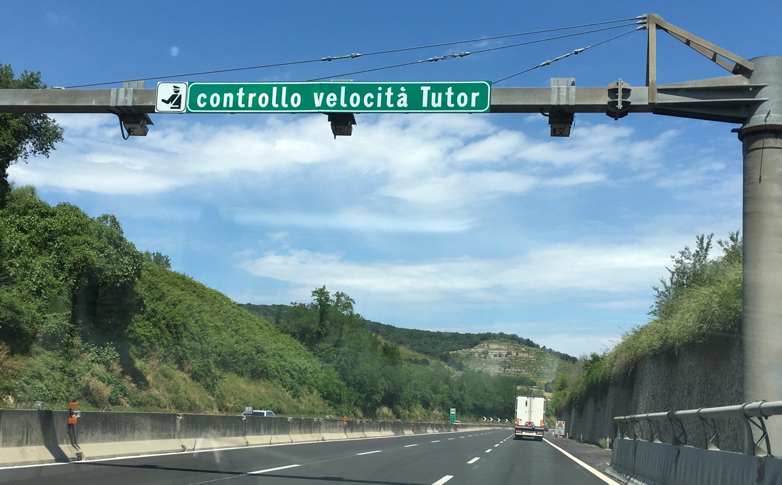 Cartello autostradale controllo velocita Tutor su una carreggiata italiana