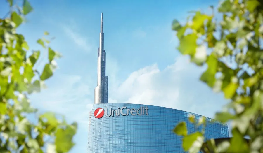Torre UniCredit a Milano con logo del gruppo bancario