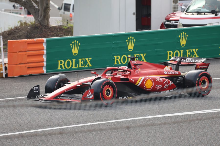 Ferrari SF-24 in pista durante un weekend di Formula 1