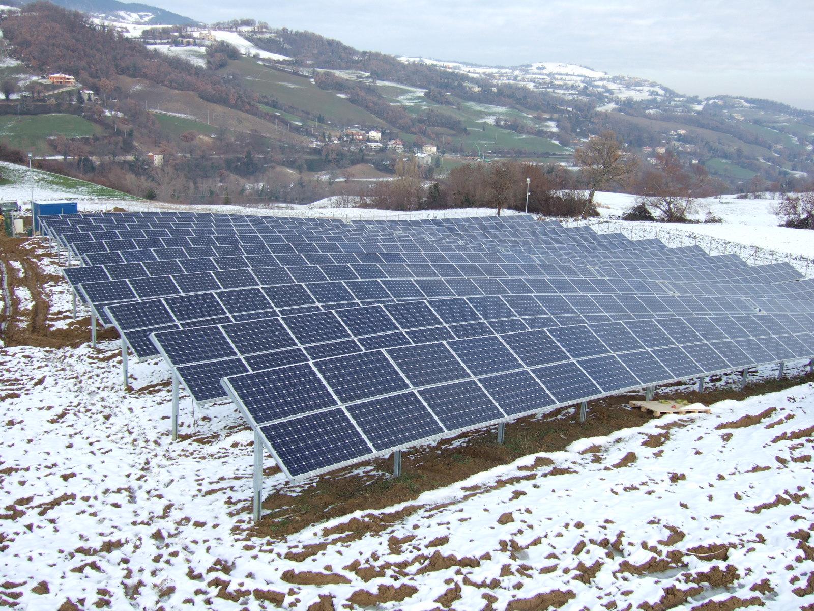 Impianto fotovoltaico a terra sulle colline di Maiolo, in Emilia-Romagna