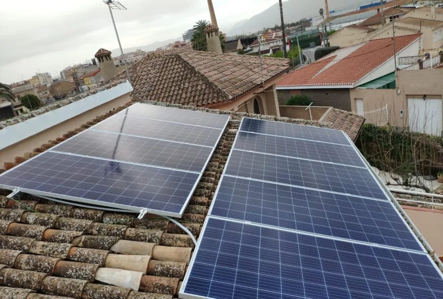 Pannelli fotovoltaici installati su un tetto residenziale