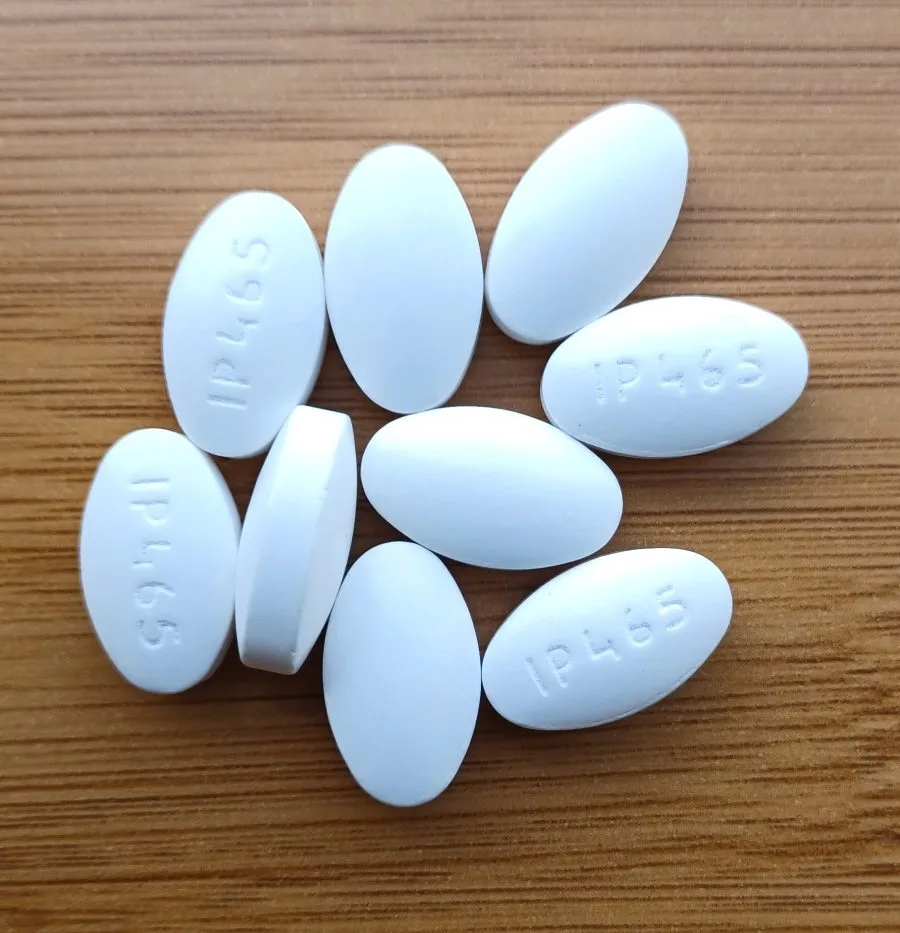 Compresse bianche di ibuprofene generico su un tavolo