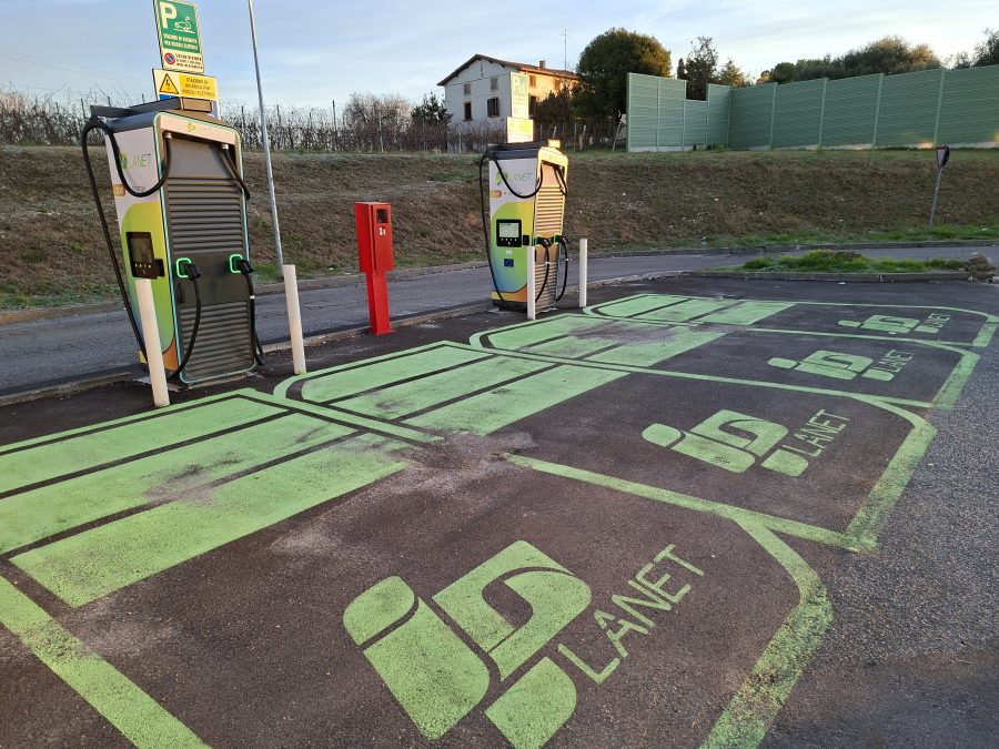 Postazione IPlanet per la ricarica veloce di veicoli elettrici a Castelnuovo del Garda