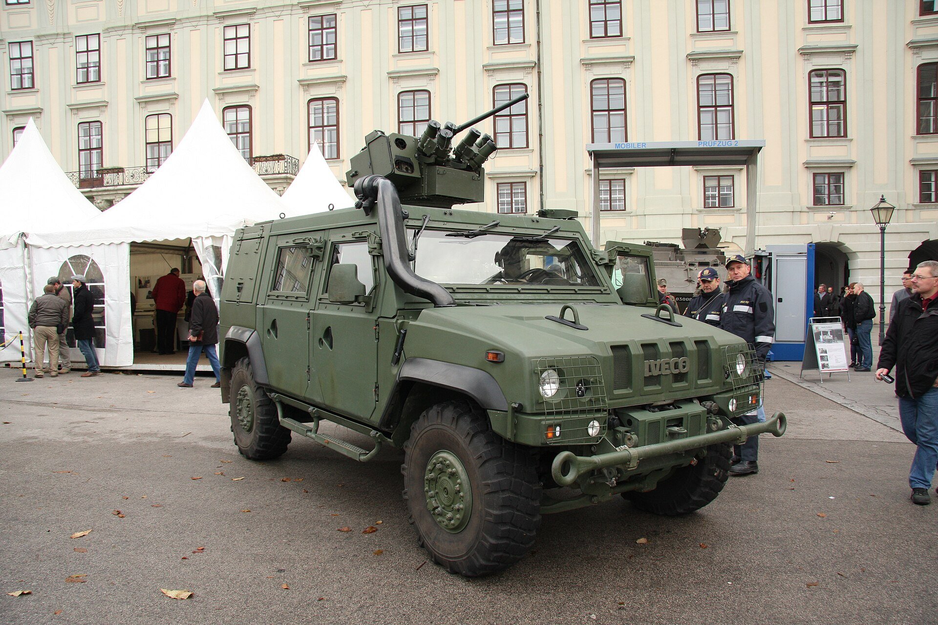 Veicolo militare Iveco LMV esposto in un contesto istituzionale