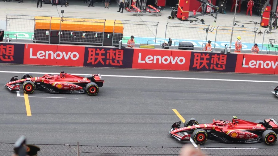Charles Leclerc e Carlos Sainz sulla griglia del GP di Cina 2024
