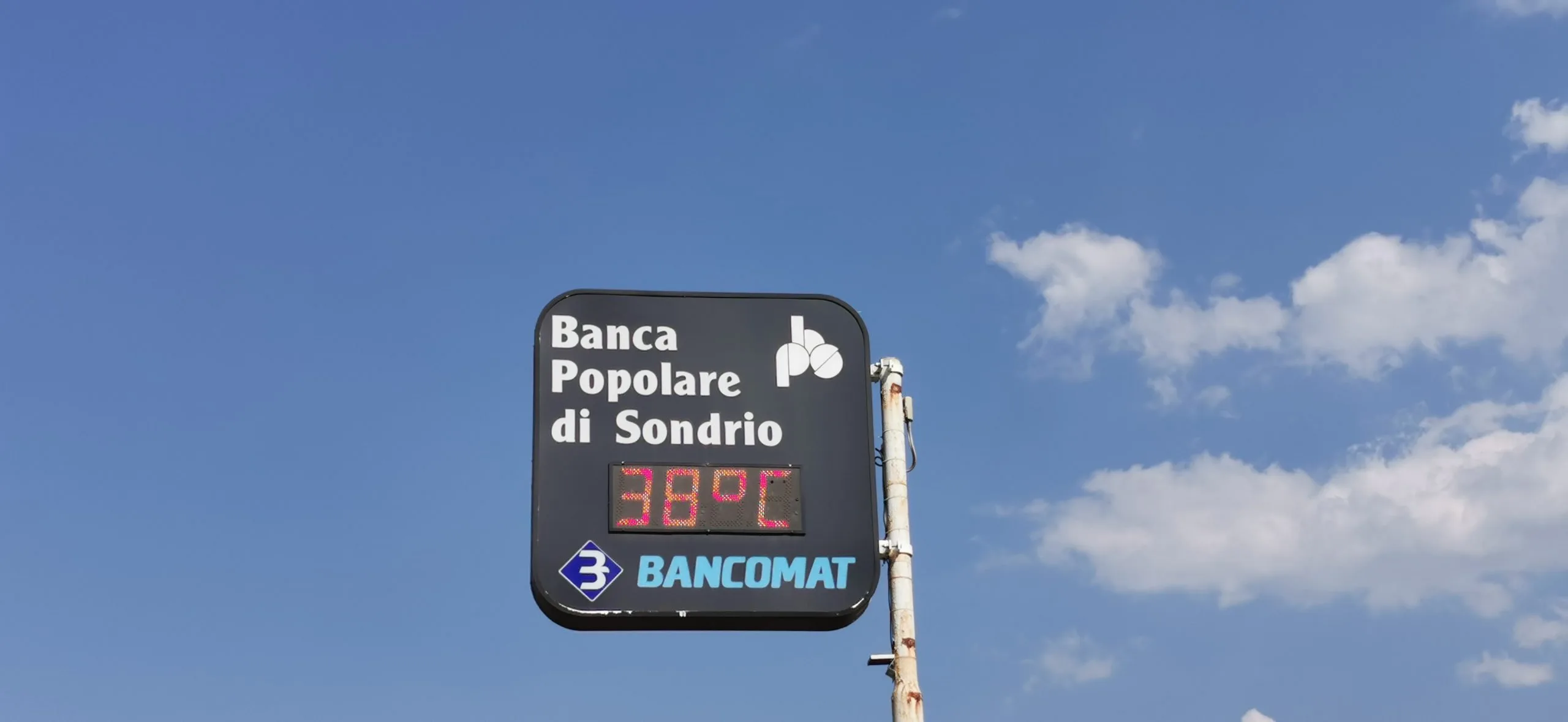 Termometro urbano a Sondrio che indica 38 gradi durante un’ondata di caldo