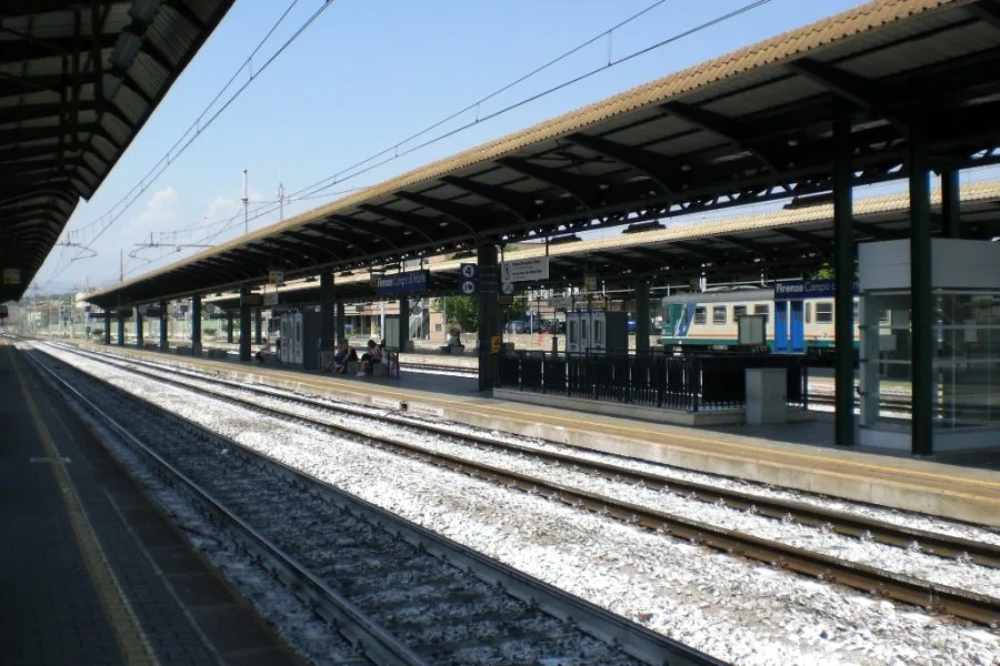 Binari e banchine della stazione di Firenze Campo di Marte