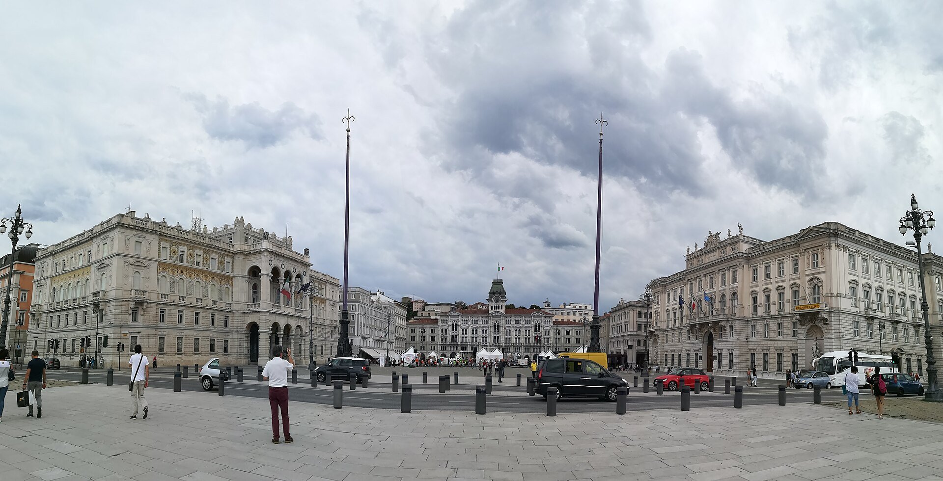 Giovane fa cadere girandola in piazza Unità e insulta agenti: cosa rischia ora