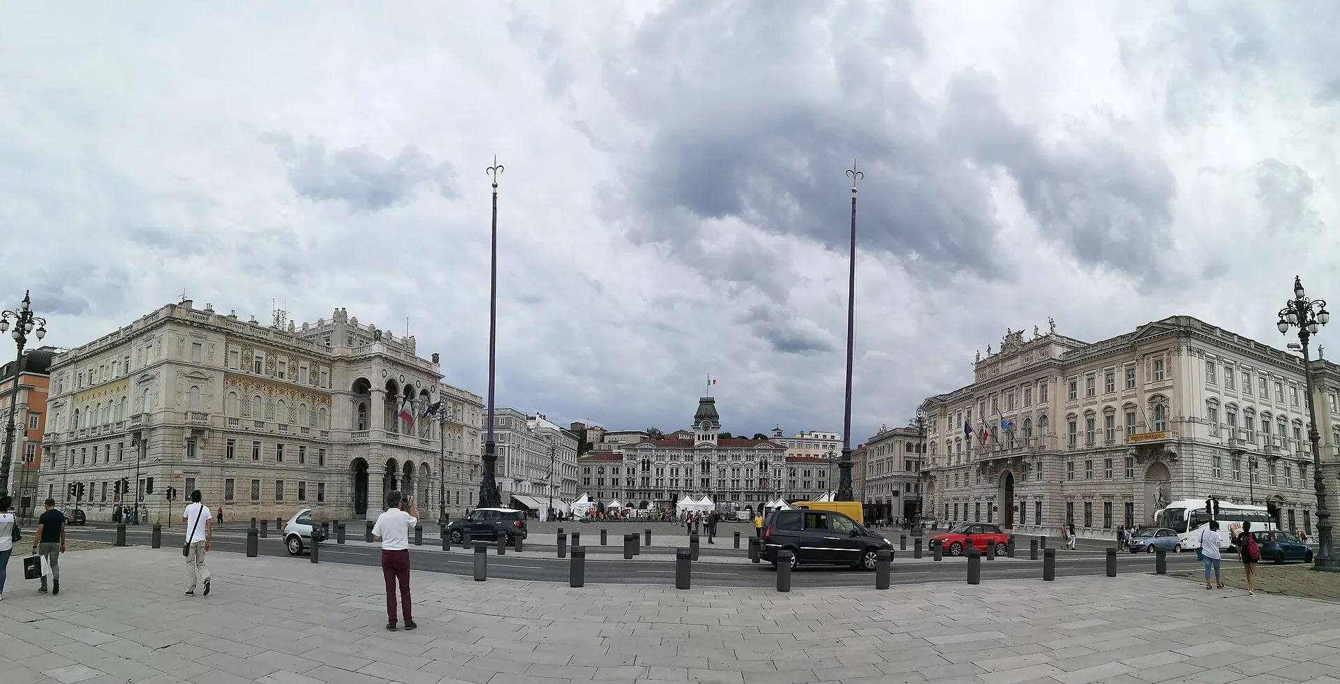 Giovane fa cadere girandola in piazza Unità e insulta agenti: cosa rischia ora