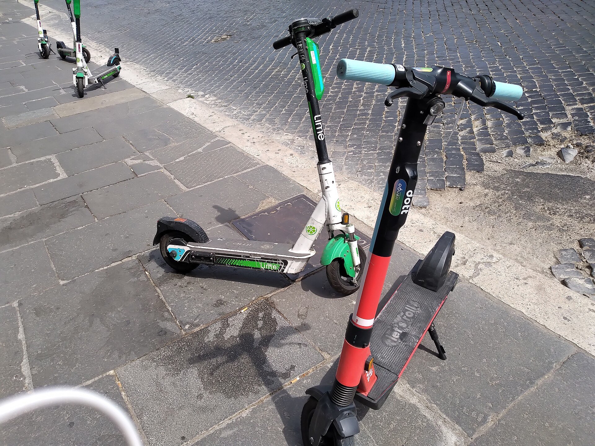Monopattini elettrici in sharing parcheggiati su una strada di Roma