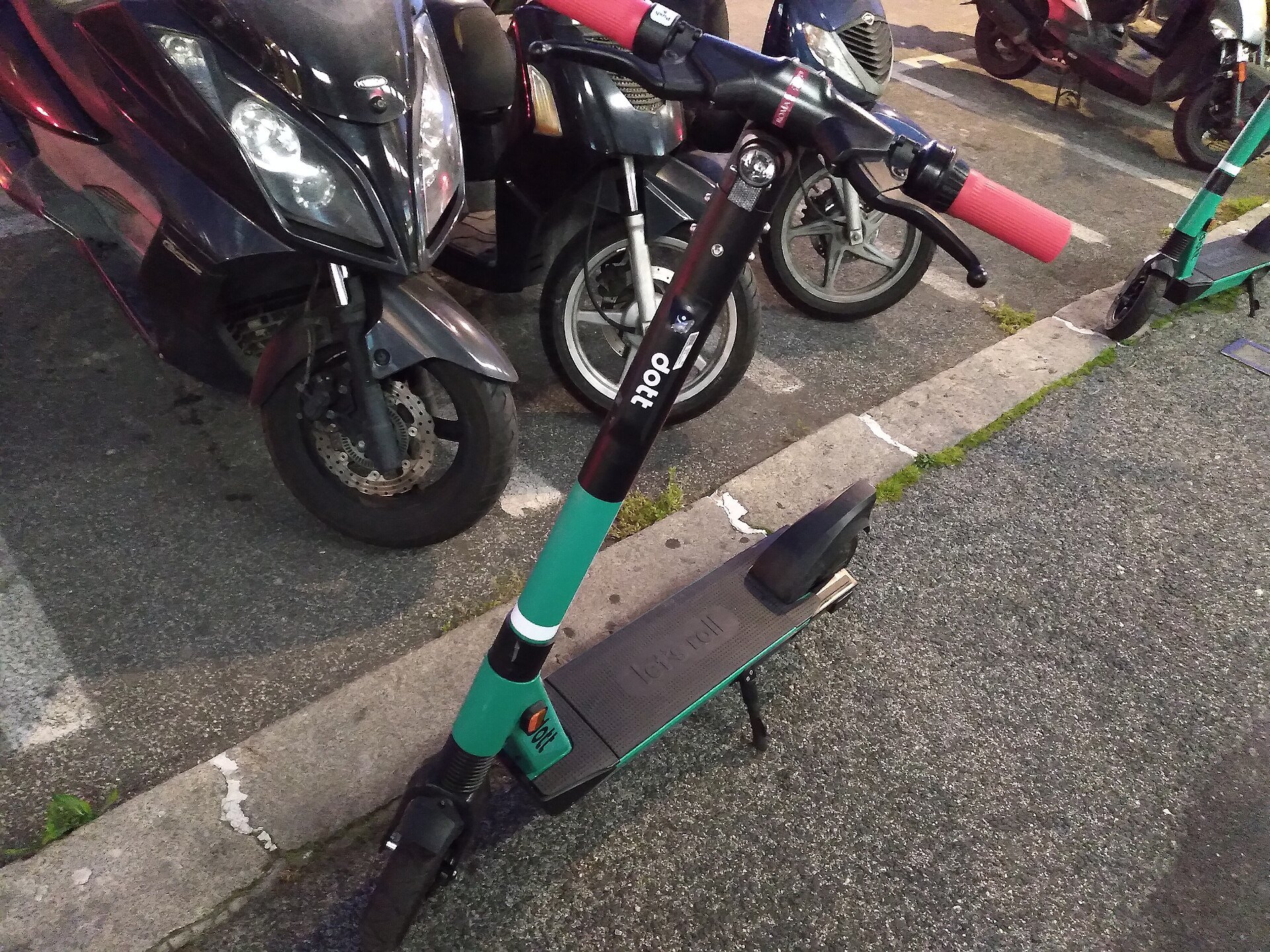 Monopattino elettrico parcheggiato vicino al marciapiede