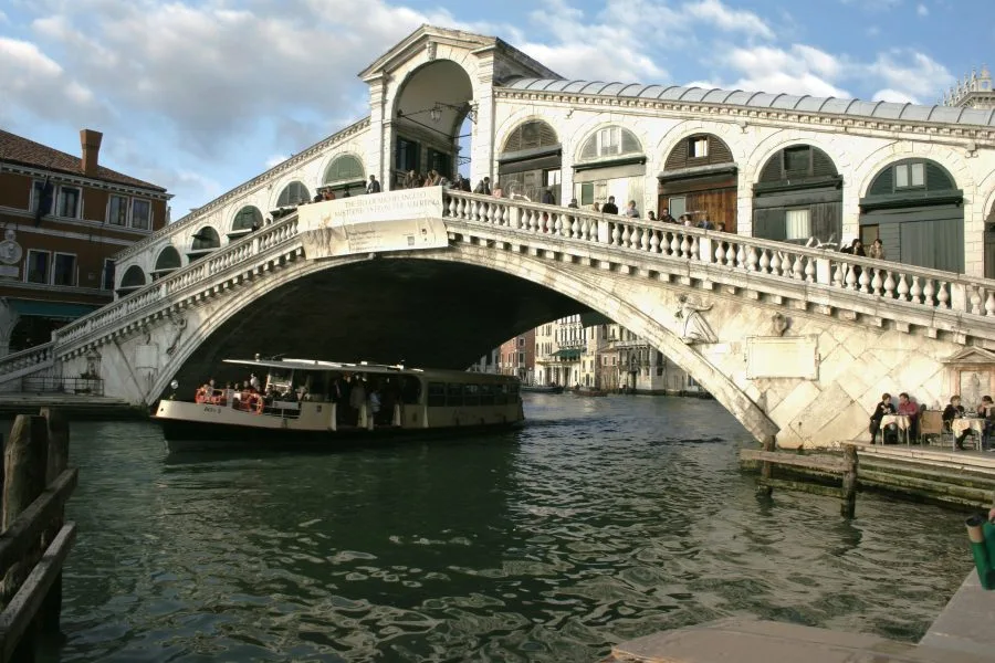 Turisti e vaporetti al Ponte di Rialto a Venezia