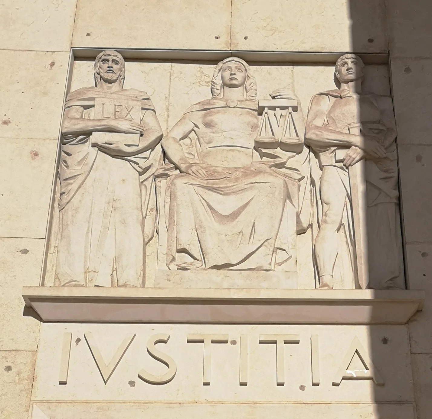 Dettaglio della statua della Giustizia sul Palazzo di Giustizia di Bolzano