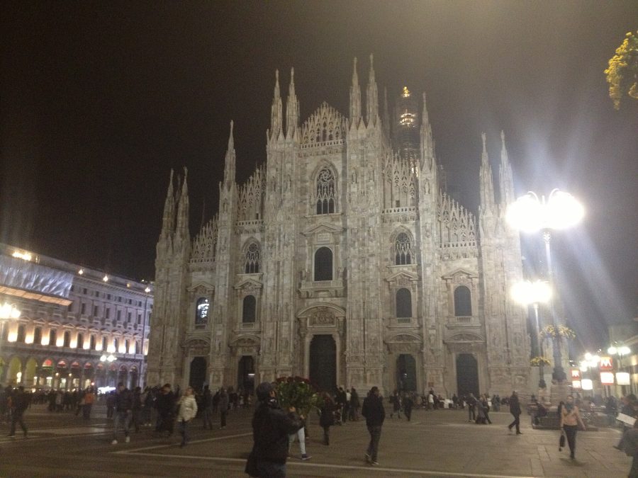 Milano di sera, immagine di contesto per sicurezza urbana e locali pubblici