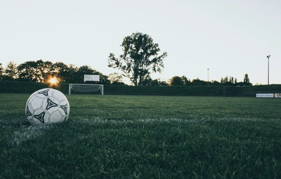 Pallone da calcio su un campo in erba