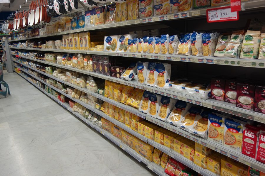 Corsia pasta e riso in un supermercato Coop di Genova con prezzi a scaffale