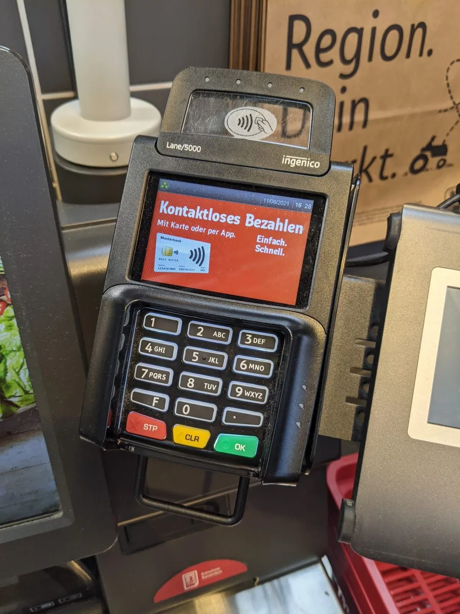 Terminale POS contactless in un punto vendita