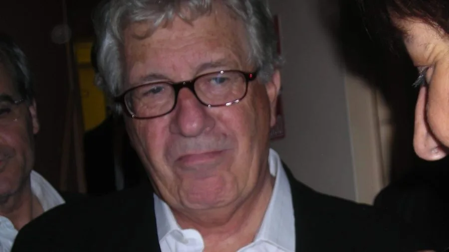 Peppino di Capri firma autografi ai fan dopo un concerto a Torino