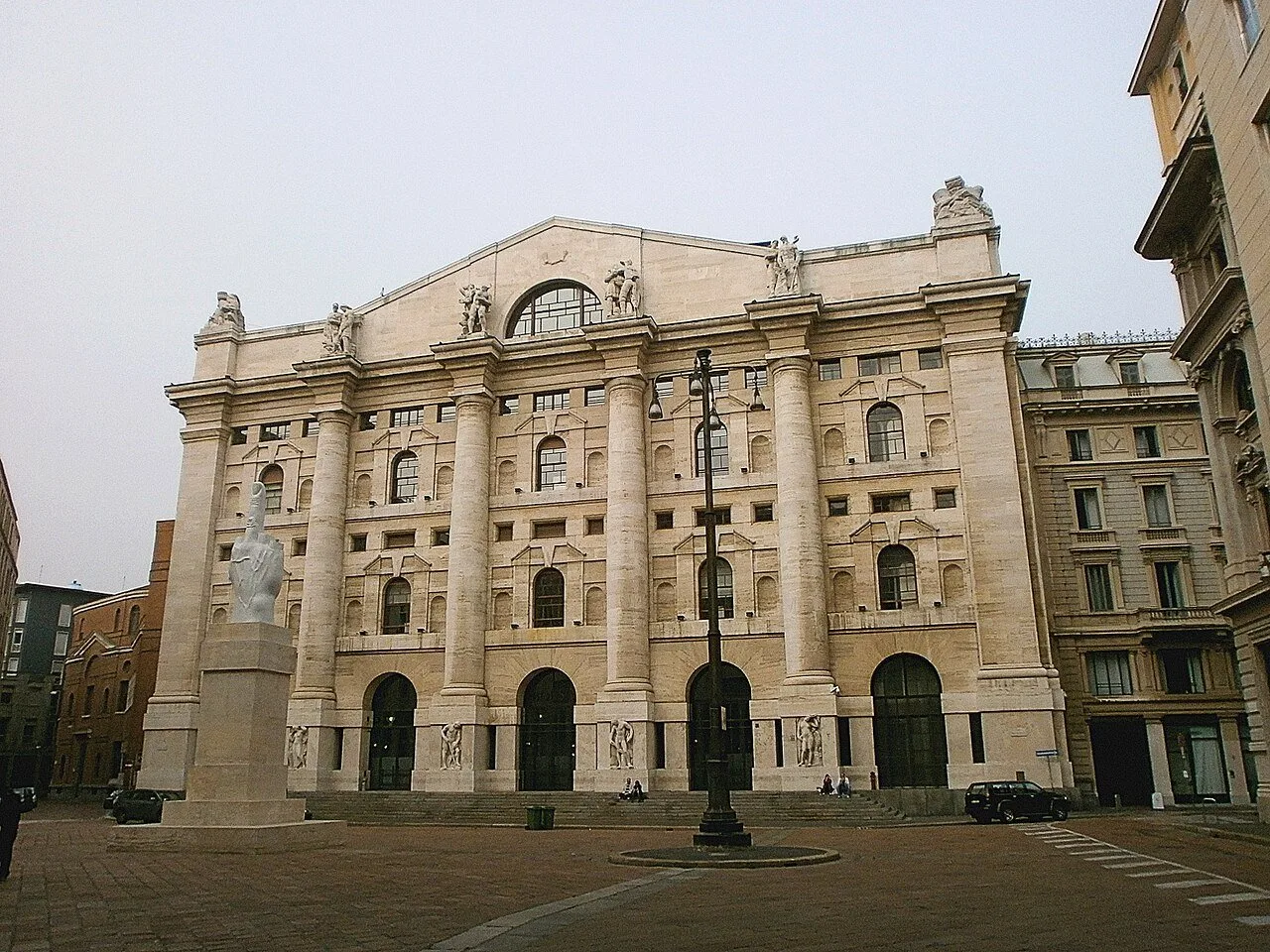 Palazzo Mezzanotte sede della Borsa Italiana in Piazza Affari a Milano