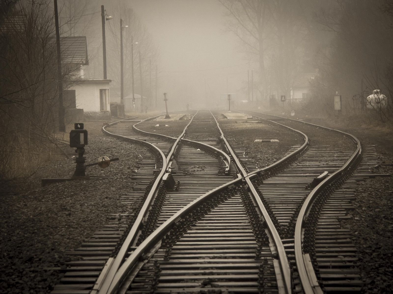 Treno e stazione, immagine di contesto per sciopero trasporti e viaggiatori