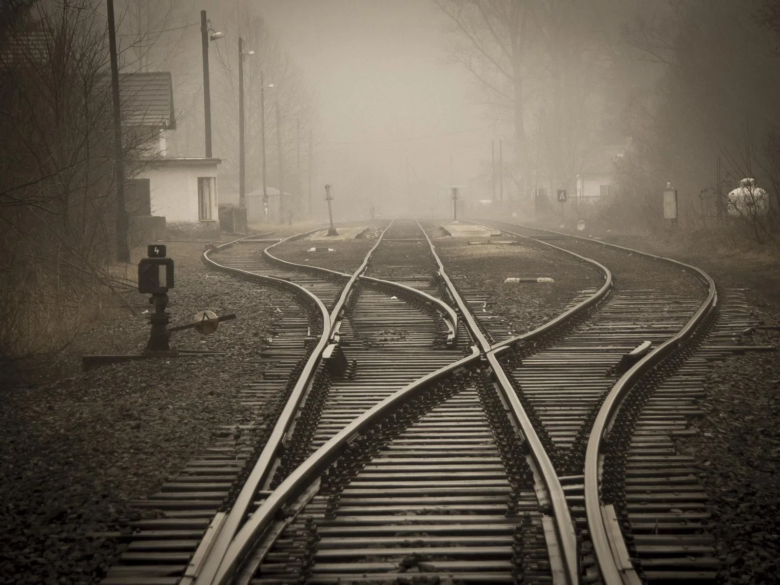 Treno e stazione, immagine di contesto per sciopero trasporti e viaggiatori