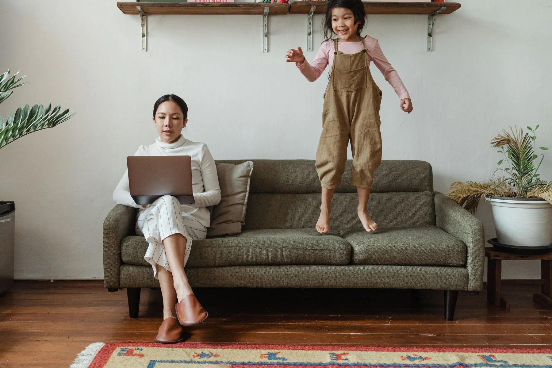 Genitore in smart working con figlia in casa
