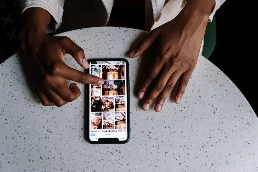 Giovane con smartphone, immagine di contesto per social e benessere