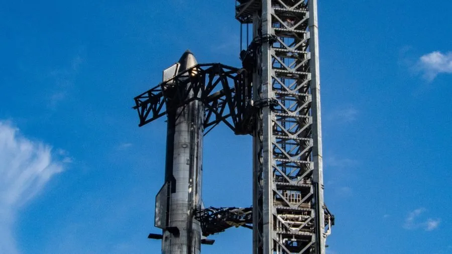 Starship Super Heavy sulla torre di lancio a Starbase