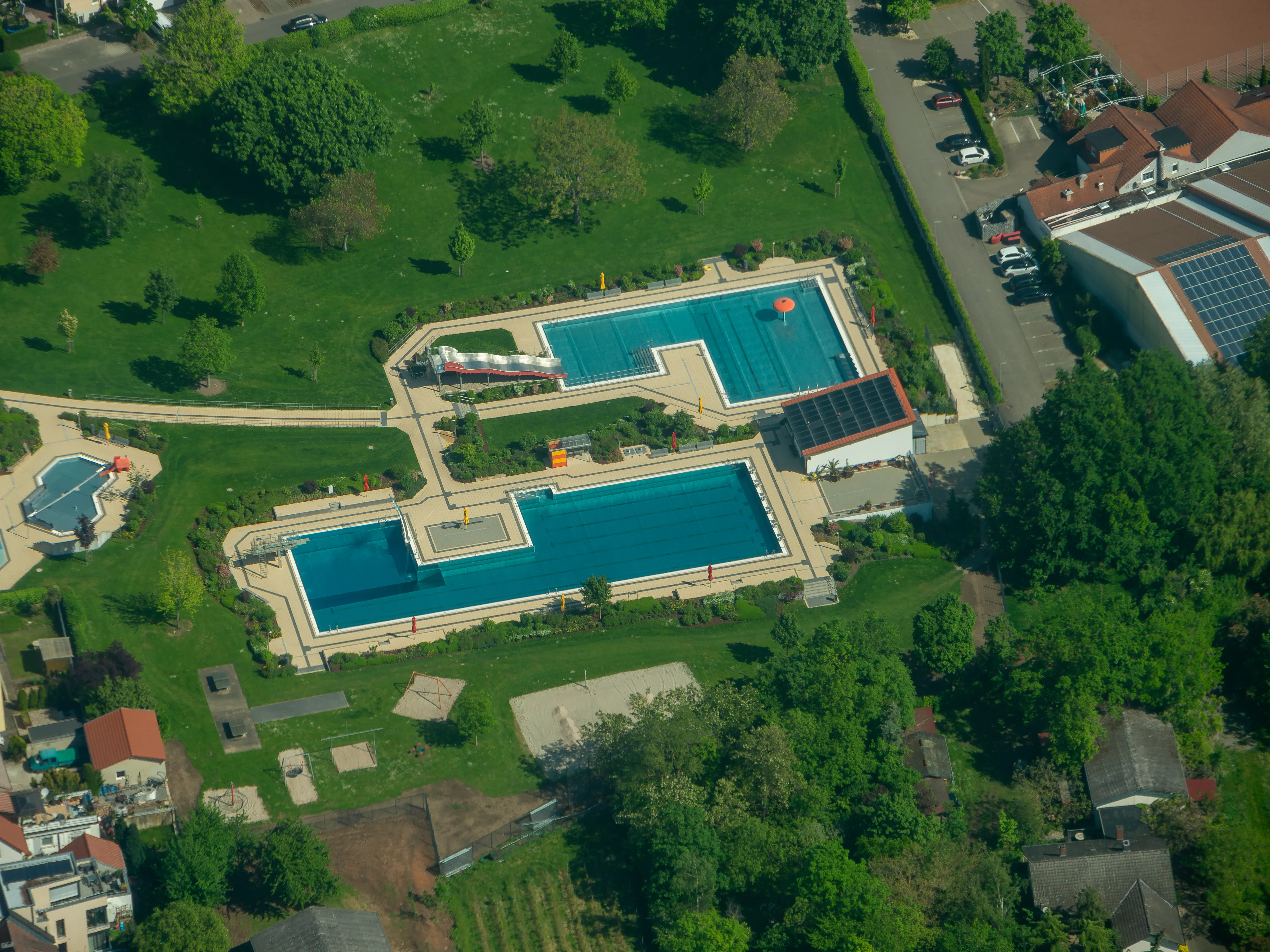 Piscina pubblica con vasche e aree esterne vista dall’alto