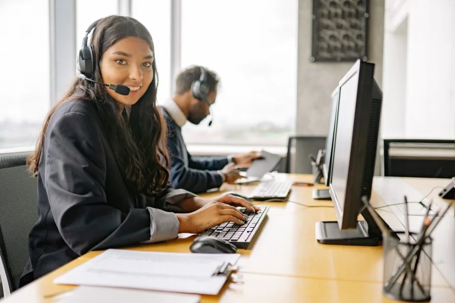 Operatore al telefono, immagine di contesto per telemarketing e contratti energia