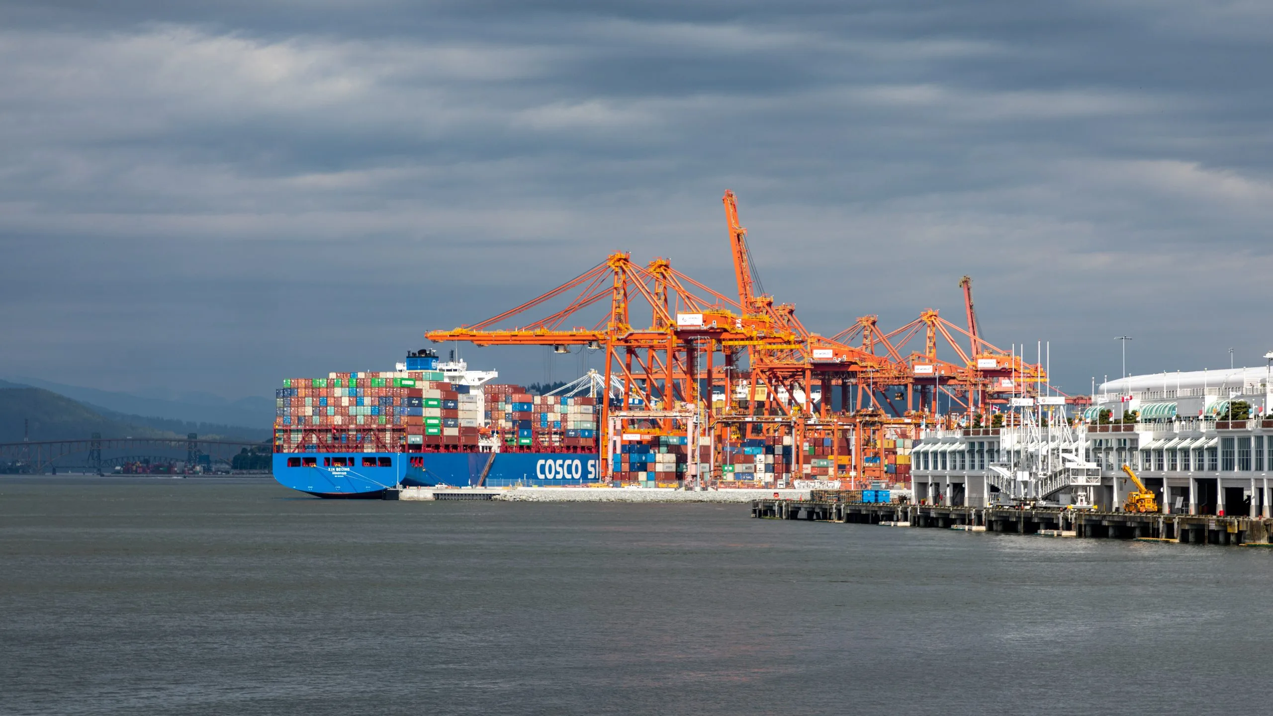 Terminal container del porto di Vancouver con nave merci e gru