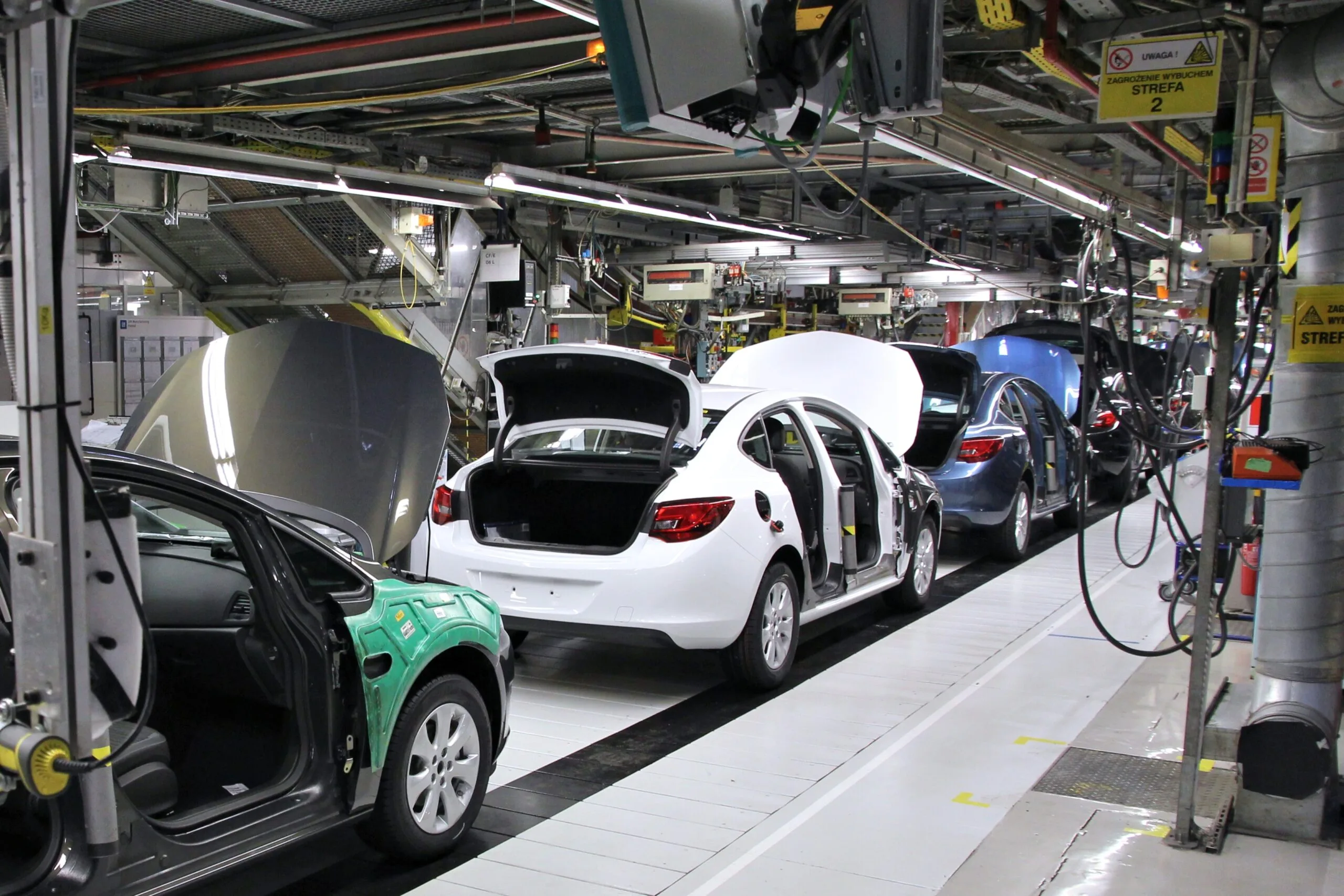 Linea di assemblaggio automobilistica in uno stabilimento industriale