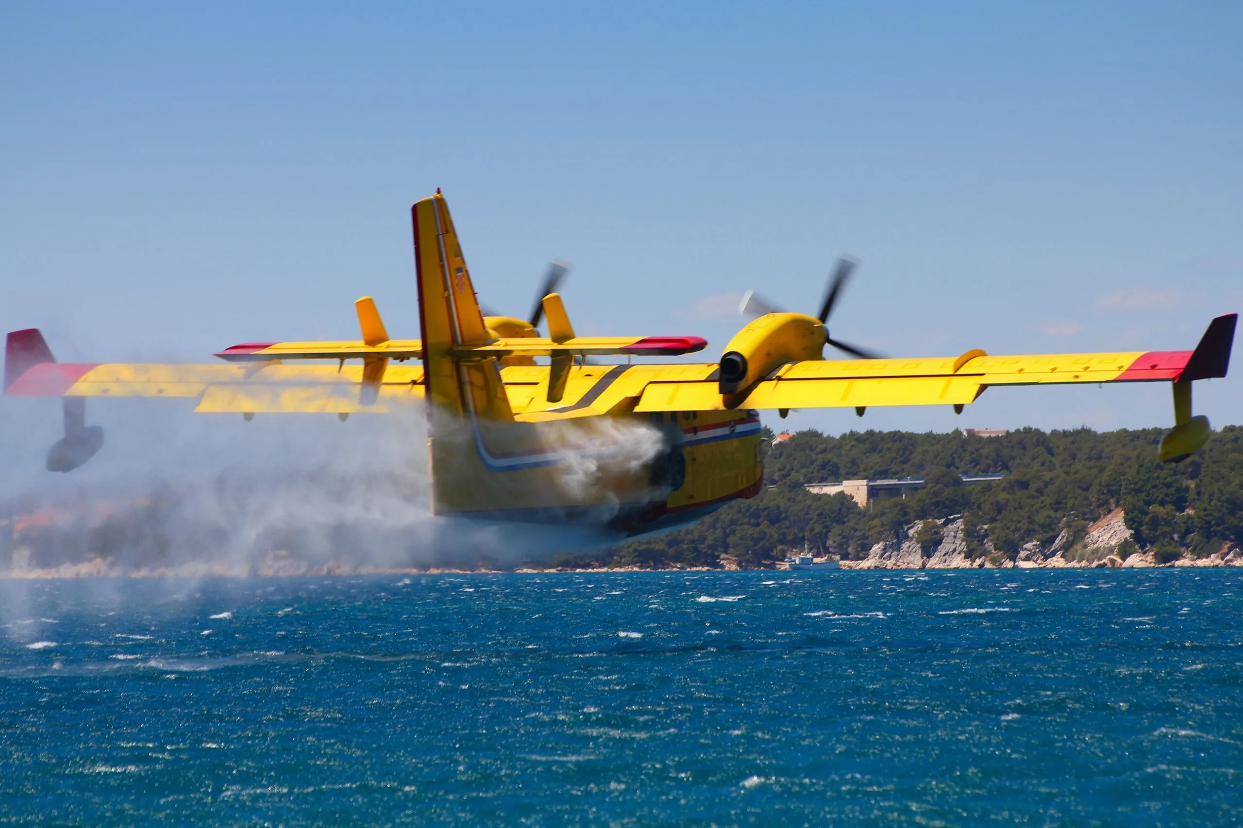 Canadair CL-415 croato mentre carica acqua dall'Adriatico