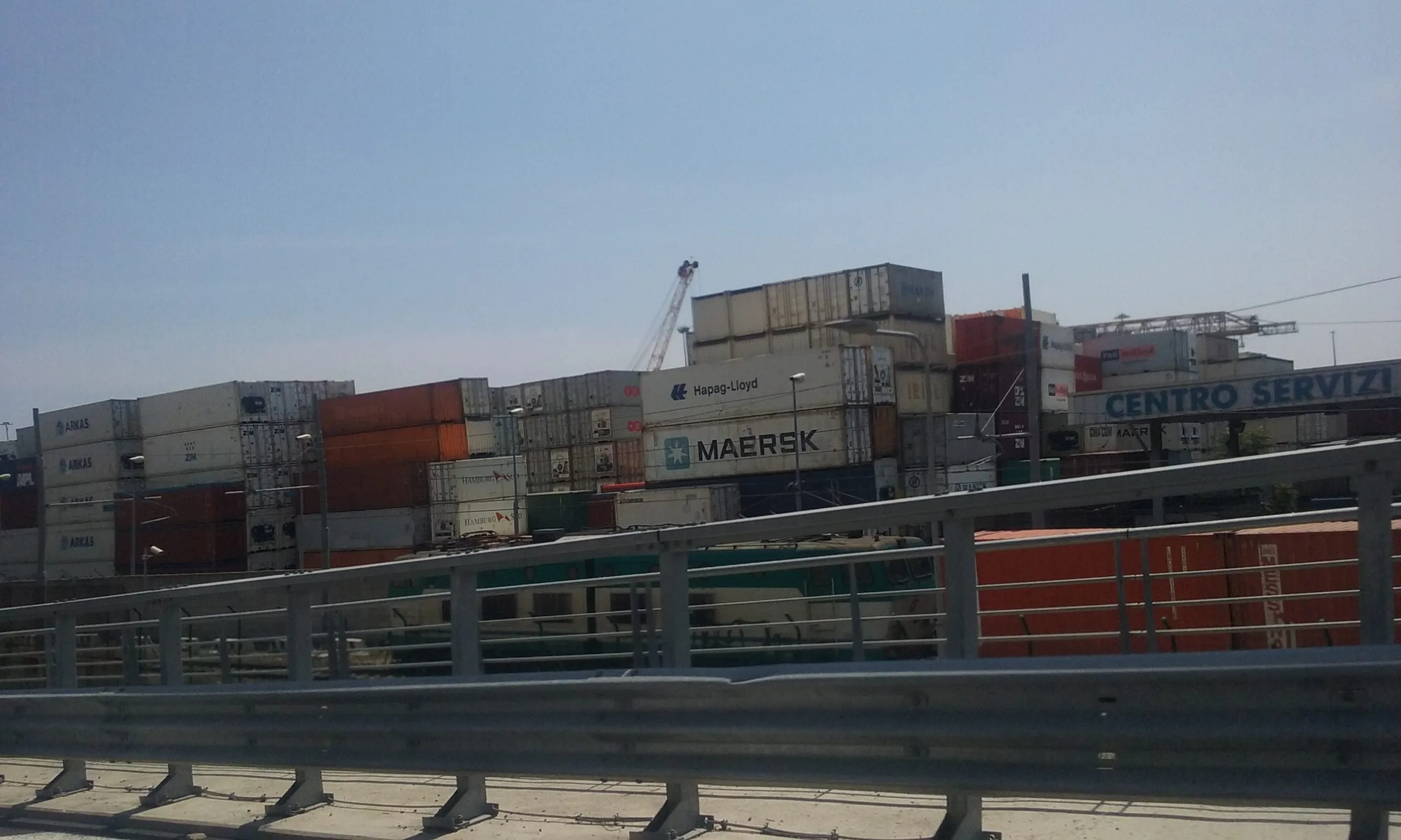 Container impilati al porto di Genova, contesto del commercio estero italiano