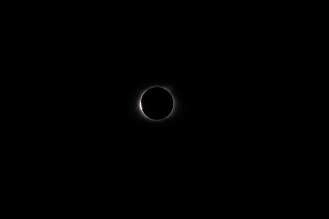 Sole quasi oscurato durante un’eclissi totale