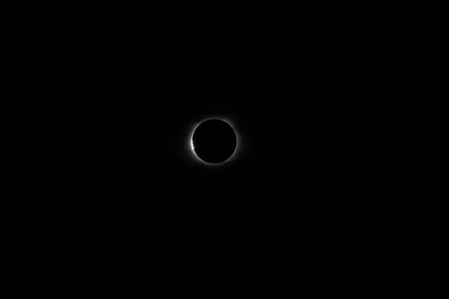 Sole quasi oscurato durante un’eclissi totale
