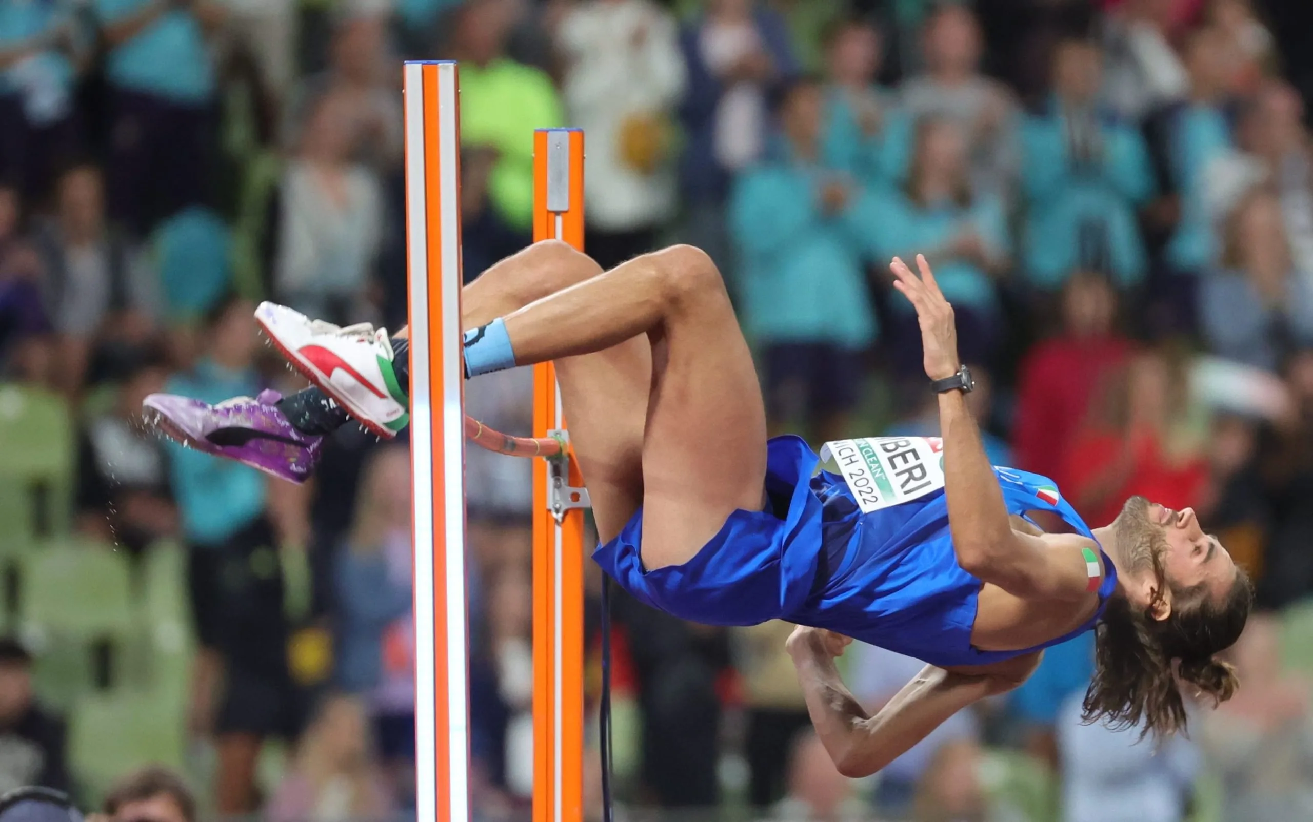 Gianmarco Tamberi supera l’asticella nel salto in alto agli Europei di atletica 2022