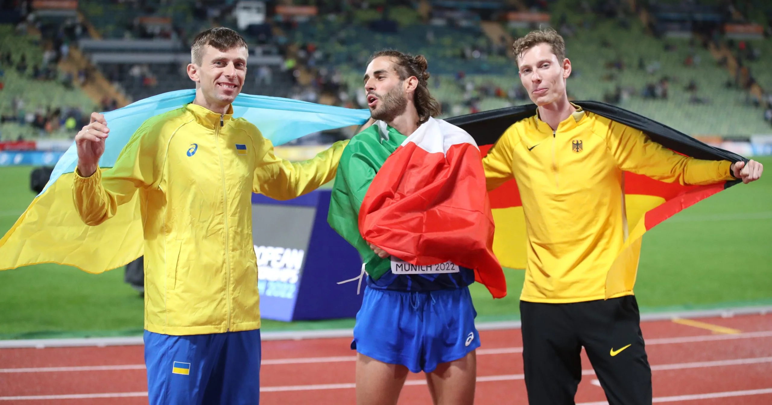 Gianmarco Tamberi sul podio del salto in alto europeo con la bandiera italiana
