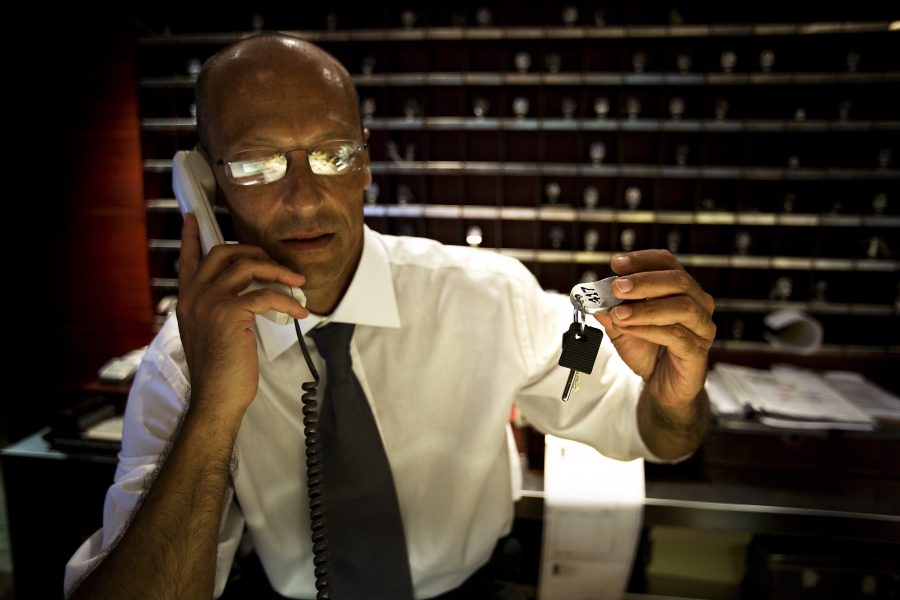 Concierge di un hotel a Roma con chiavi alla reception