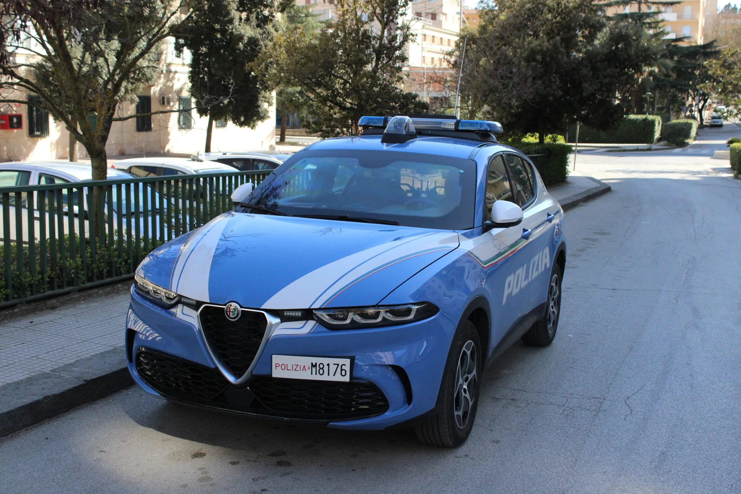 Volante della Polizia di Stato su una strada italiana
