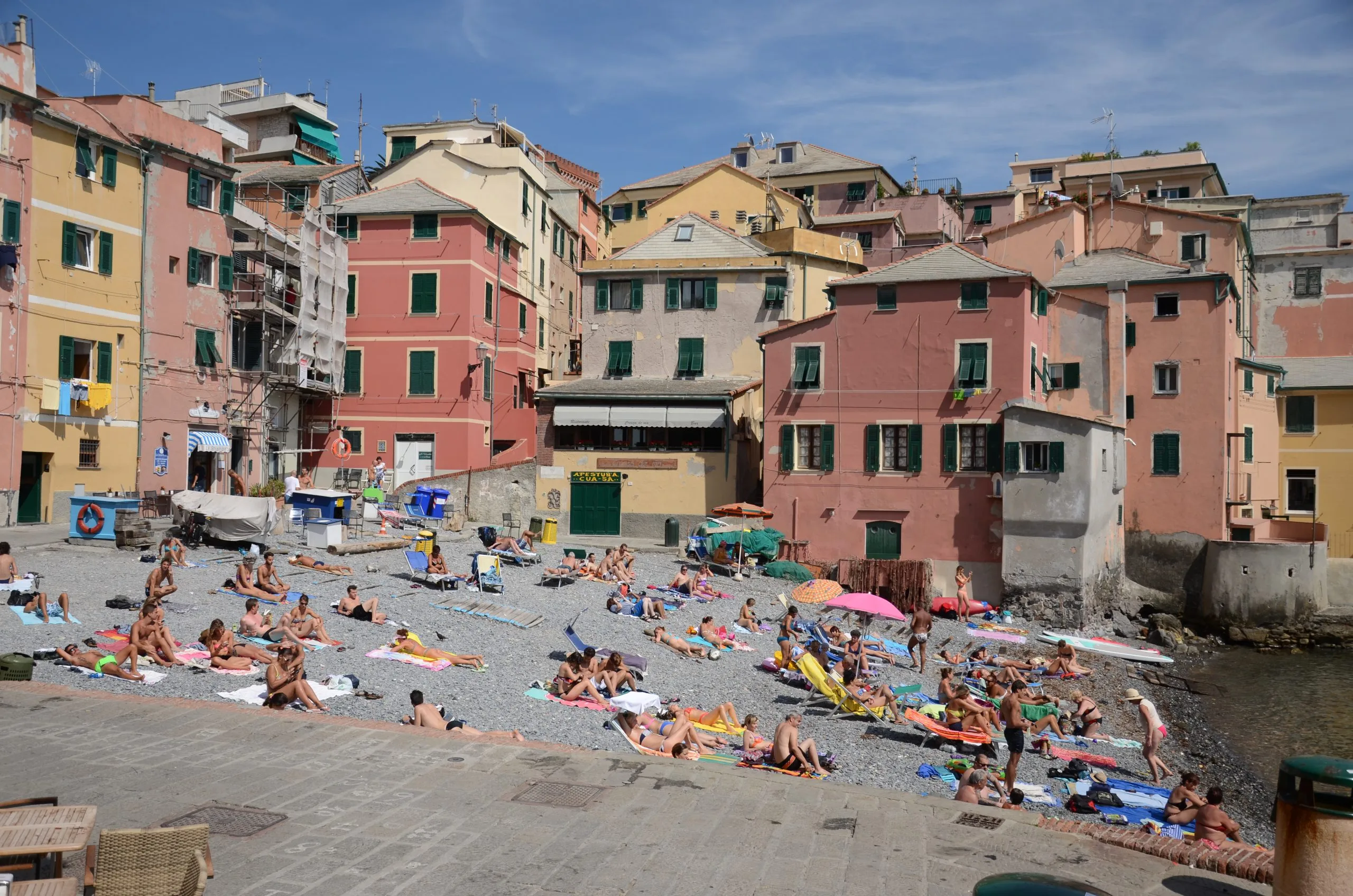Bagnanti sulla spiaggia di Boccadasse a Genova in estate