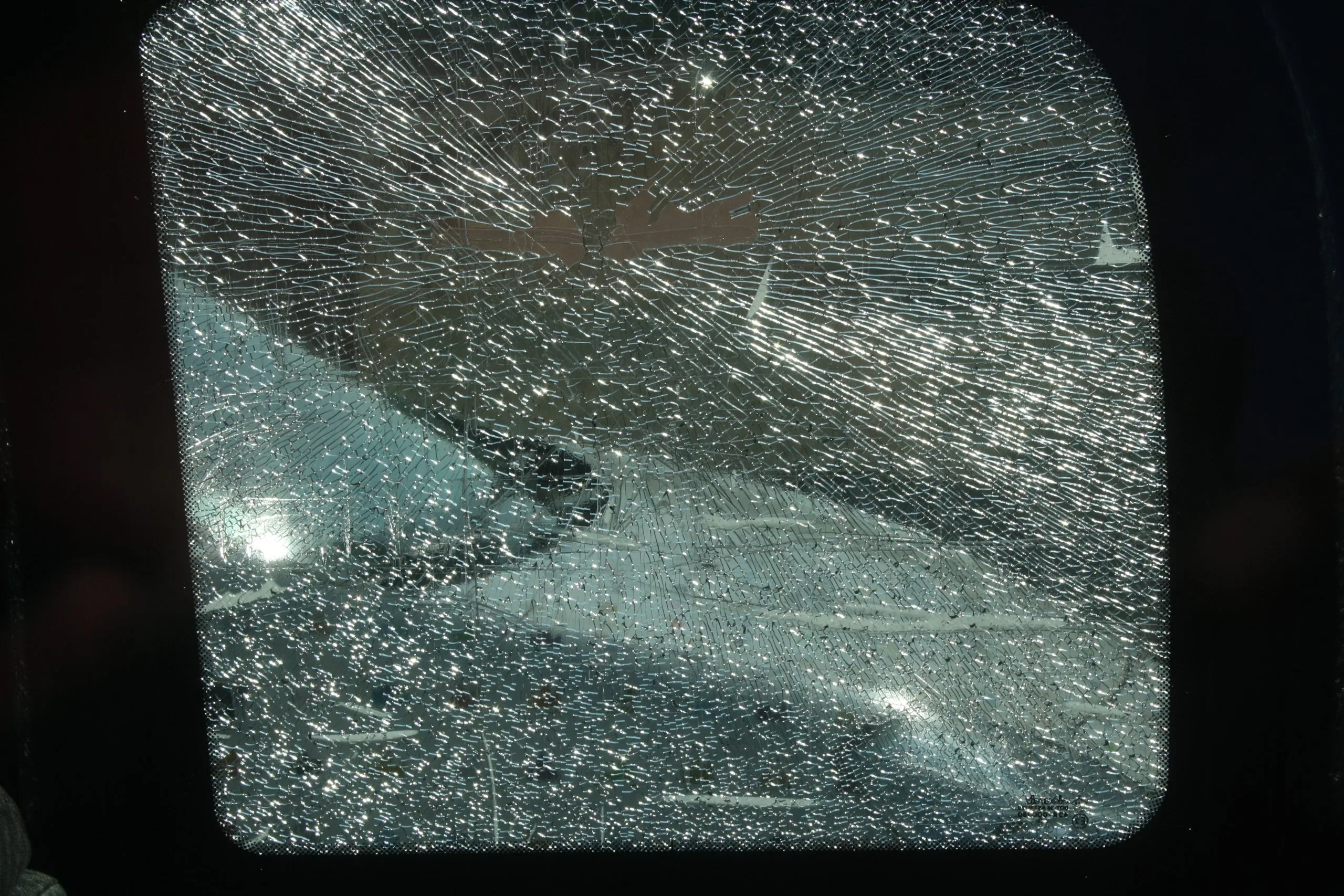 Finestrino di un’automobile rotto, immagine coerente con il rischio furti auto