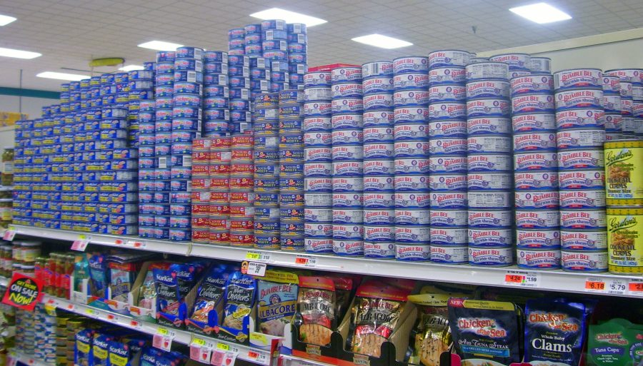 Scaffale di supermercato con prodotti alimentari confezionati