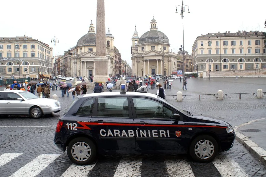Auto dei Carabinieri a Roma, contesto dei controlli e delle denunce sui furti di veicoli