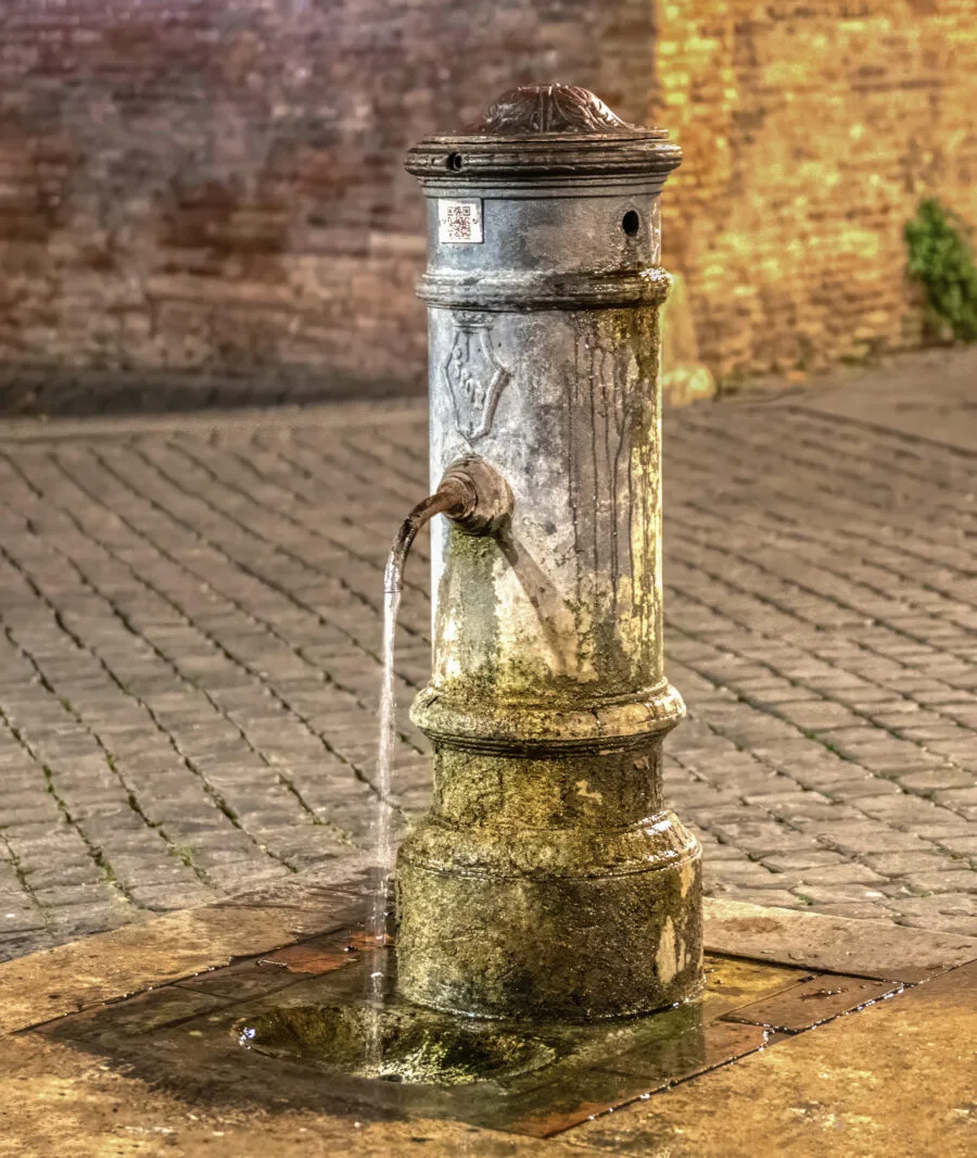 Fontanella pubblica nasona a Roma con acqua corrente