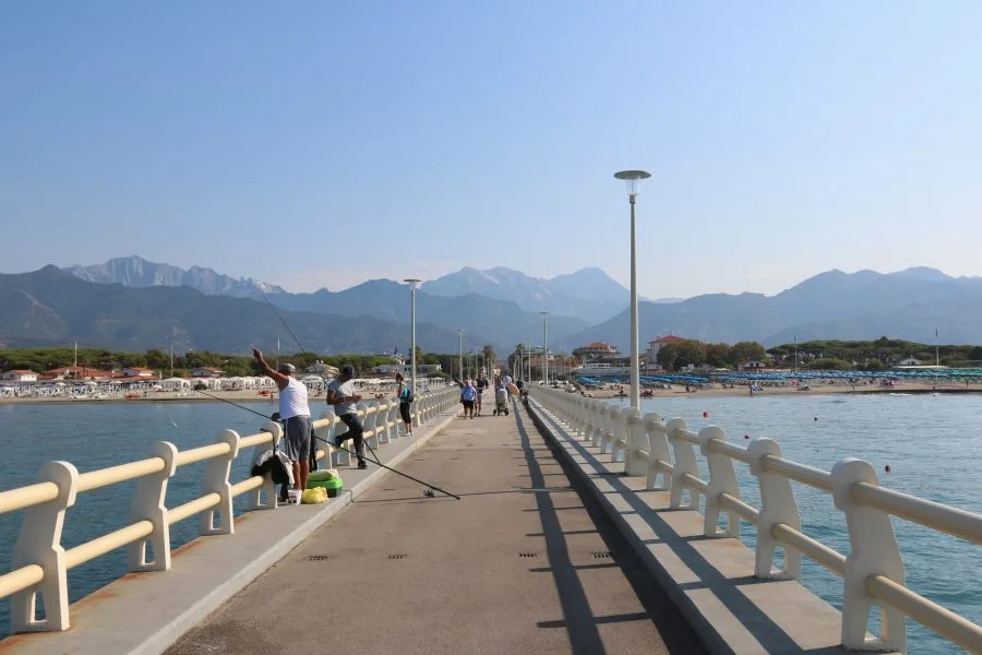 Il pontile di Forte dei Marmi con spiaggia e Alpi Apuane sullo sfondo