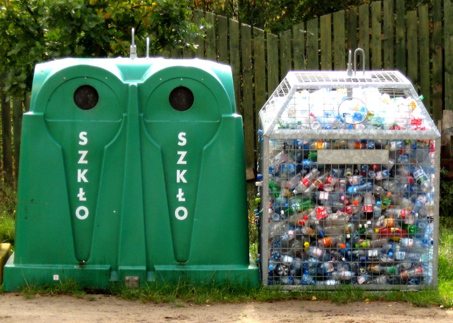 Contenitori per raccolta differenziata di vetro e bottiglie di plastica
