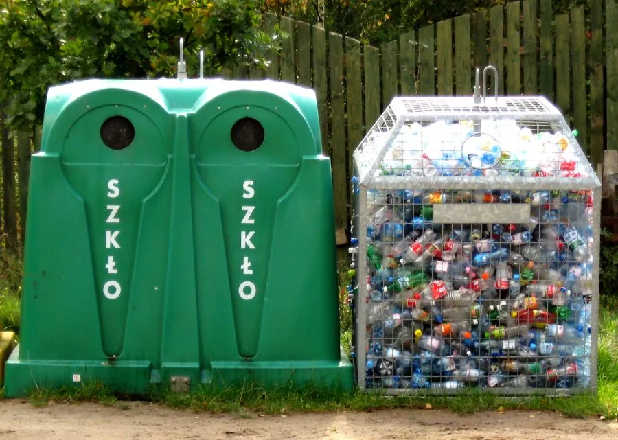 Contenitori per raccolta differenziata di vetro e bottiglie di plastica