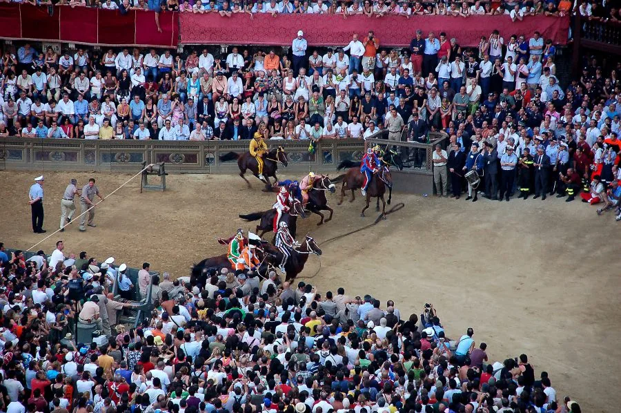 Cavalli e fantini alla partenza del Palio di Siena in Piazza del Campo